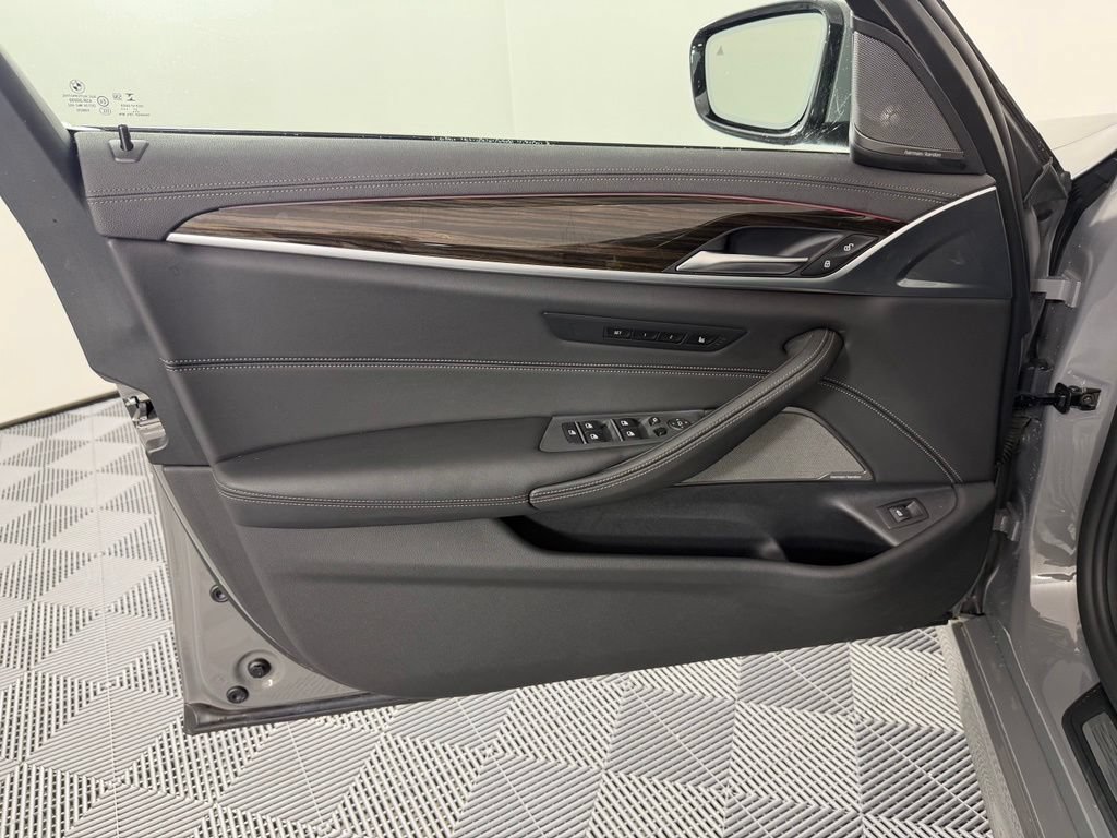 Used 2022 BMW M550i xDrive AWD/4WD image 16