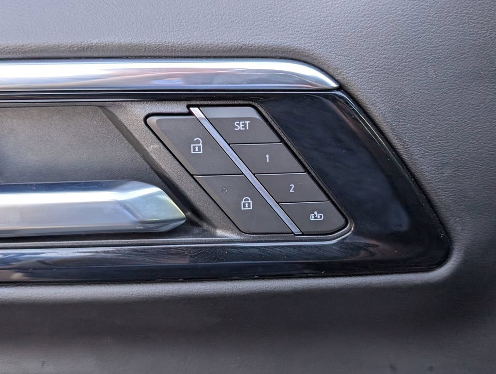 Used 2025 Chevrolet Tahoe High Country AWD/4WD image 18
