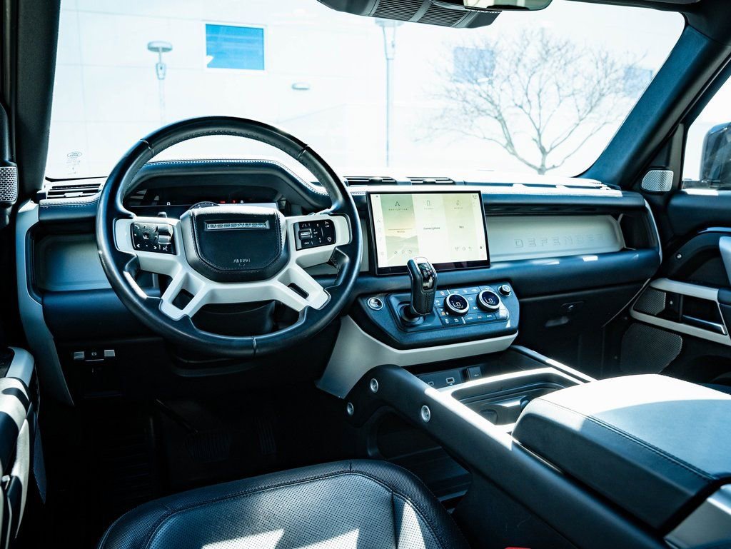 Used 2023 Land Rover Defender 130 X-Dynamic SE image 4