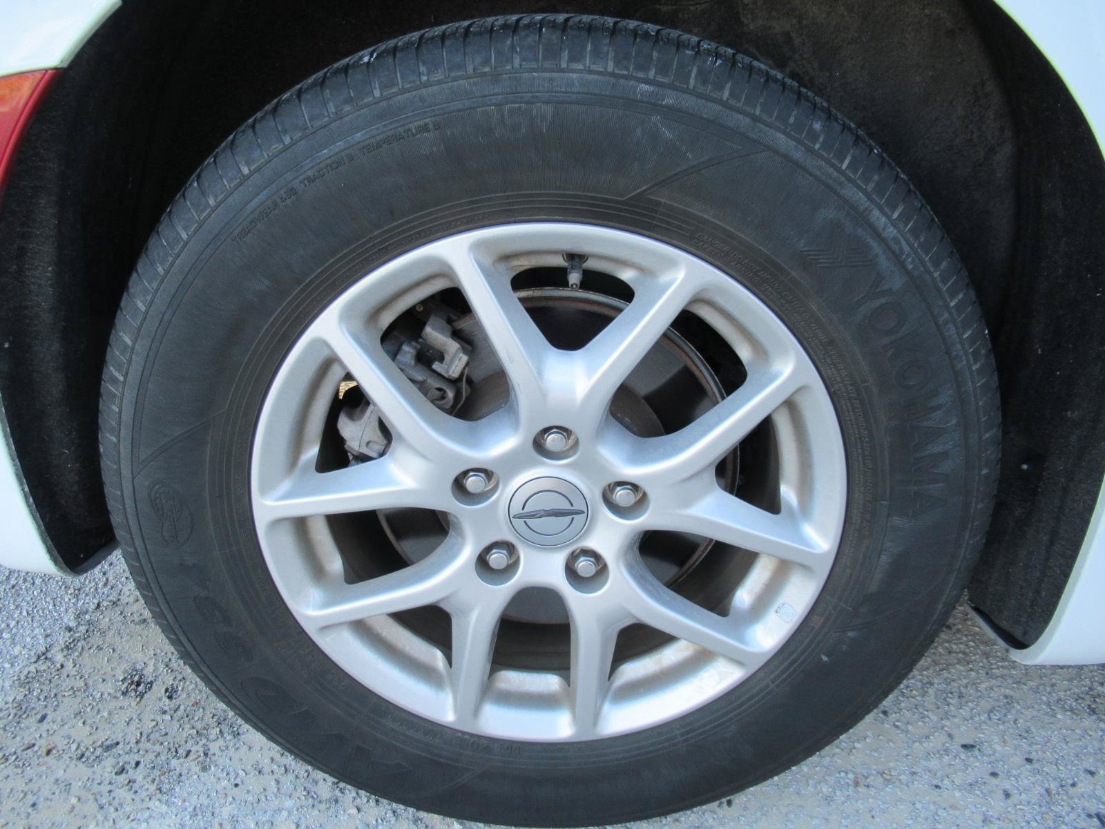 Certified 2024 Chrysler Voyager LX FWD image 5