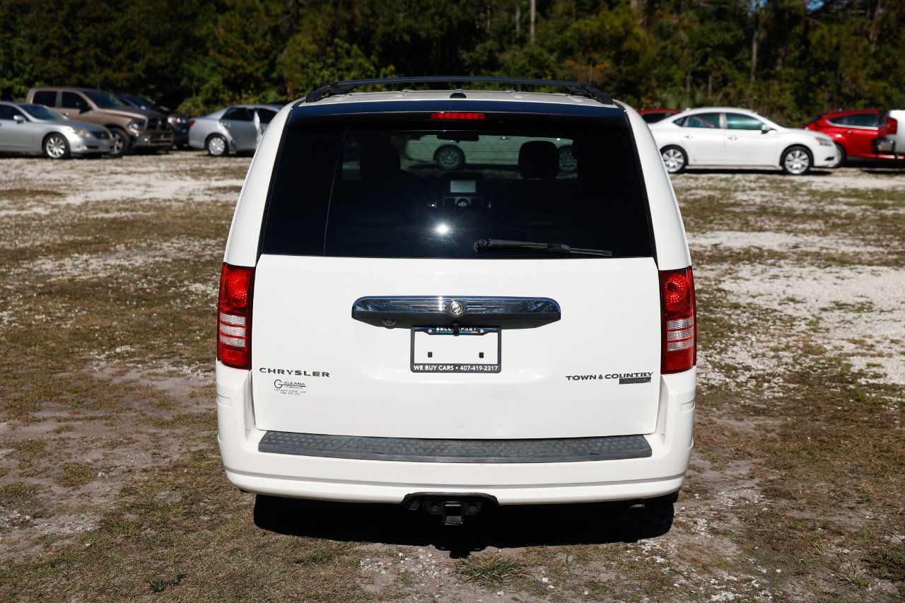 Used 2009 Chrysler Town & Country Touring image 9