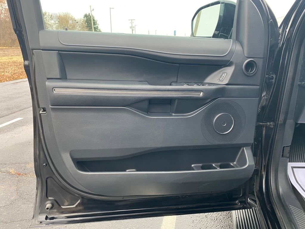 Used 2022 Ford Expedition XLT image 19
