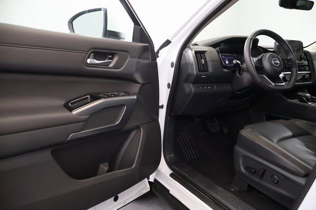 New 2025 Nissan Pathfinder SL image 8