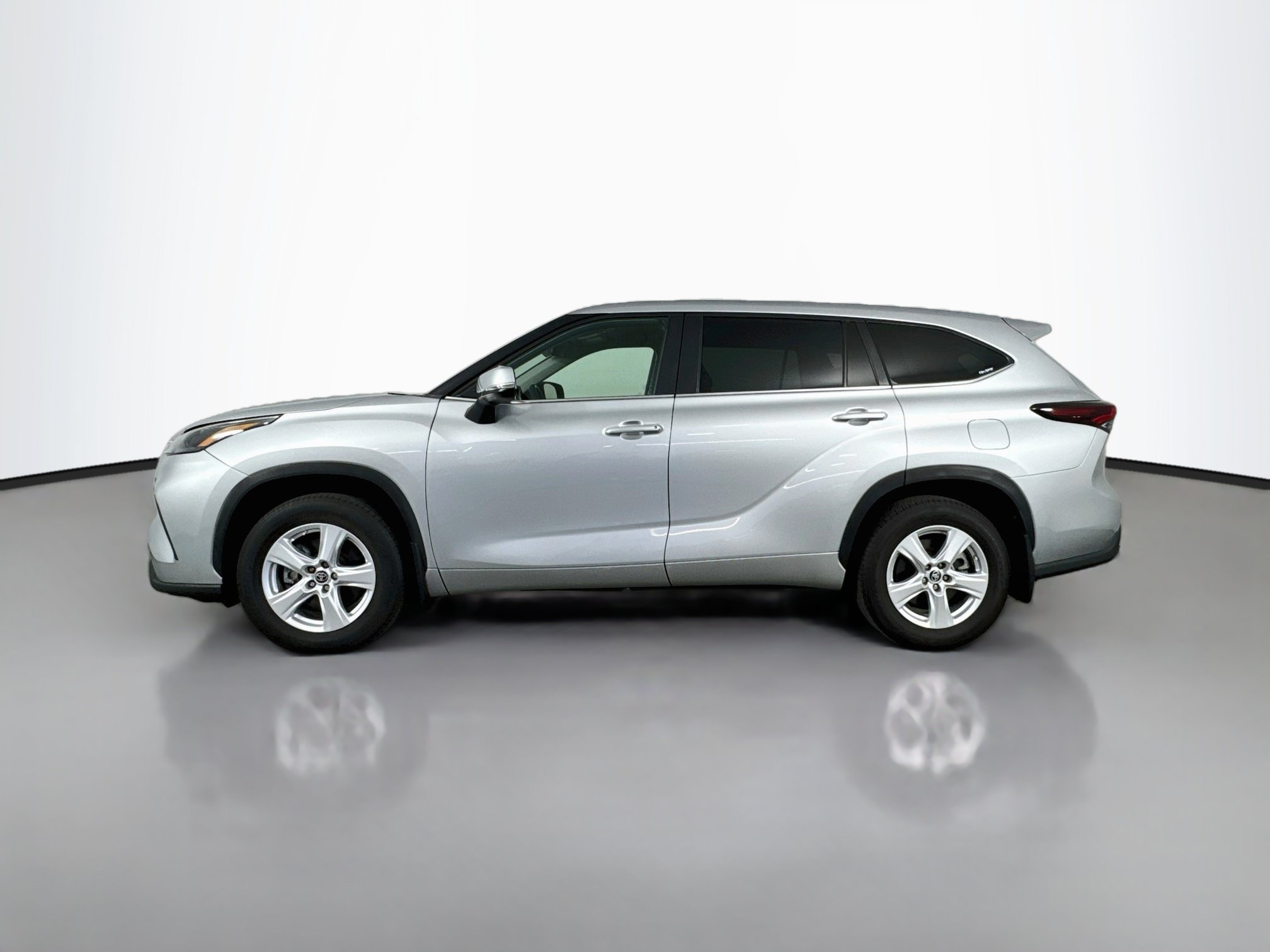 Certified 2024 Toyota Highlander LE AWD/4WD image 4