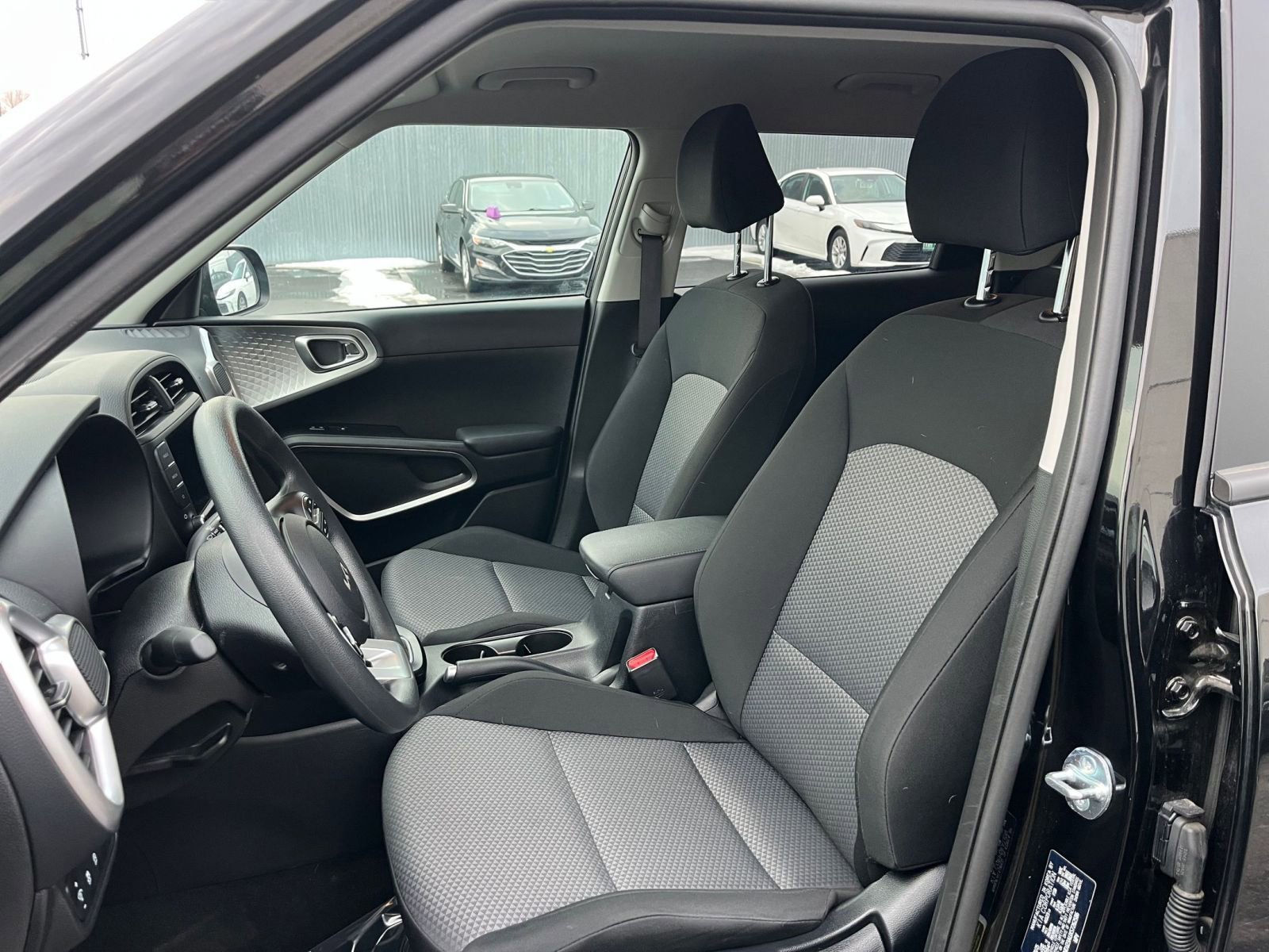 Used 2025 Kia Soul LX w/ LX Technology Package FWD image 34