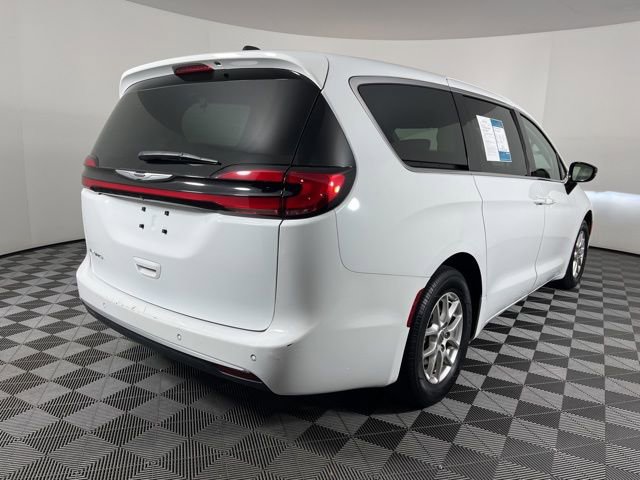 Used 2024 Chrysler Pacifica Touring-L FWD image 11
