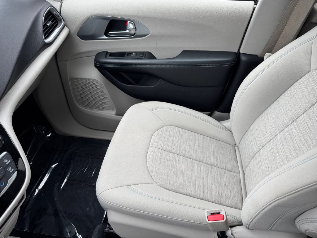 Used 2019 Chrysler Pacifica Touring Plus FWD image 28