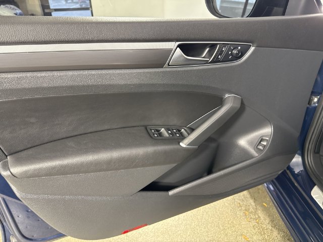 Used 2018 Volkswagen Passat 2.0T R-Line w/ R-Line Lighting Package FWD image 20