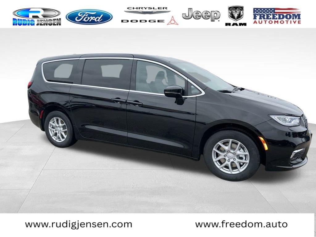 New 2026 Chrysler Pacifica Select image 3