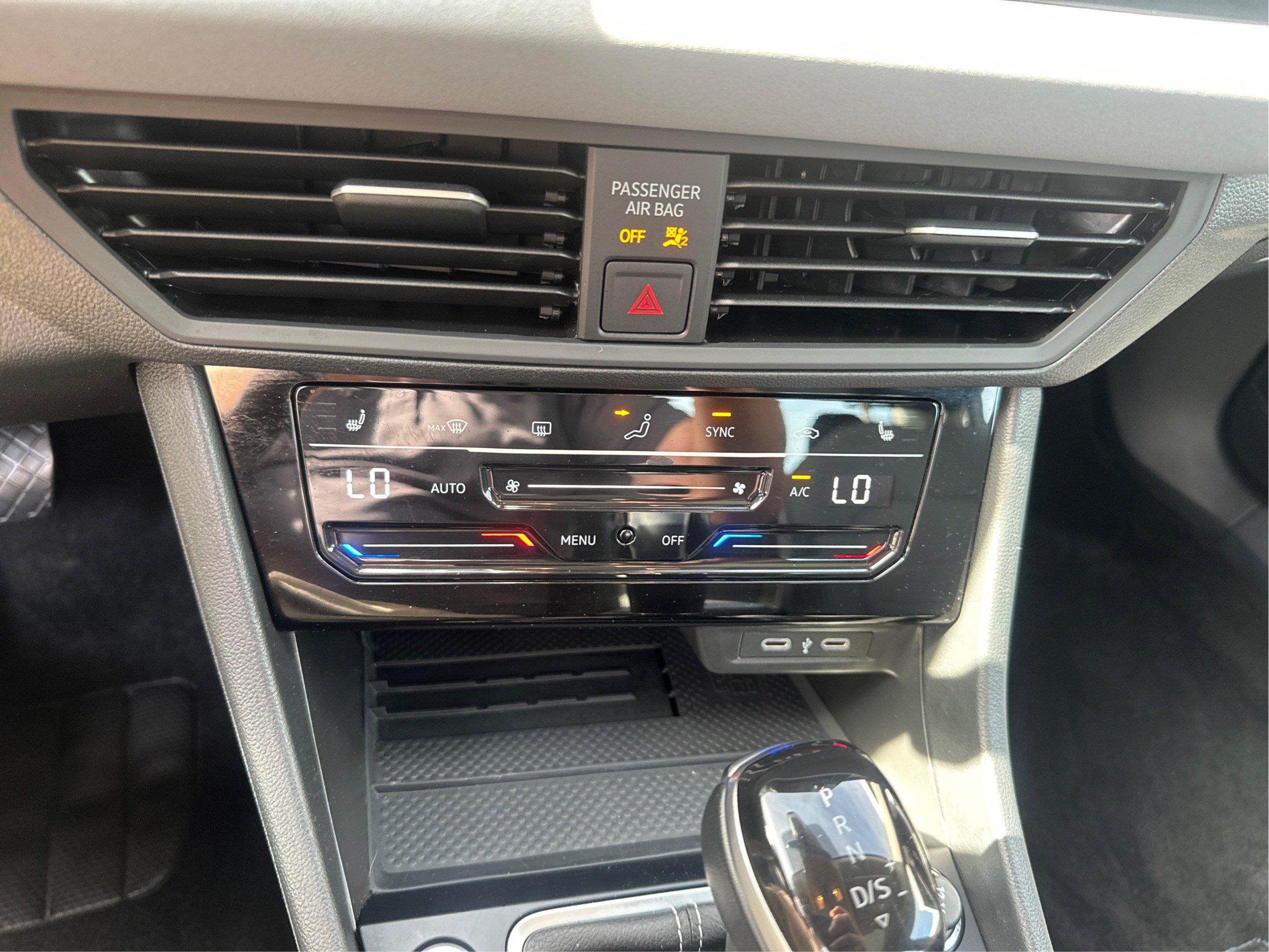 Used 2025 Volkswagen Jetta SE FWD image 31