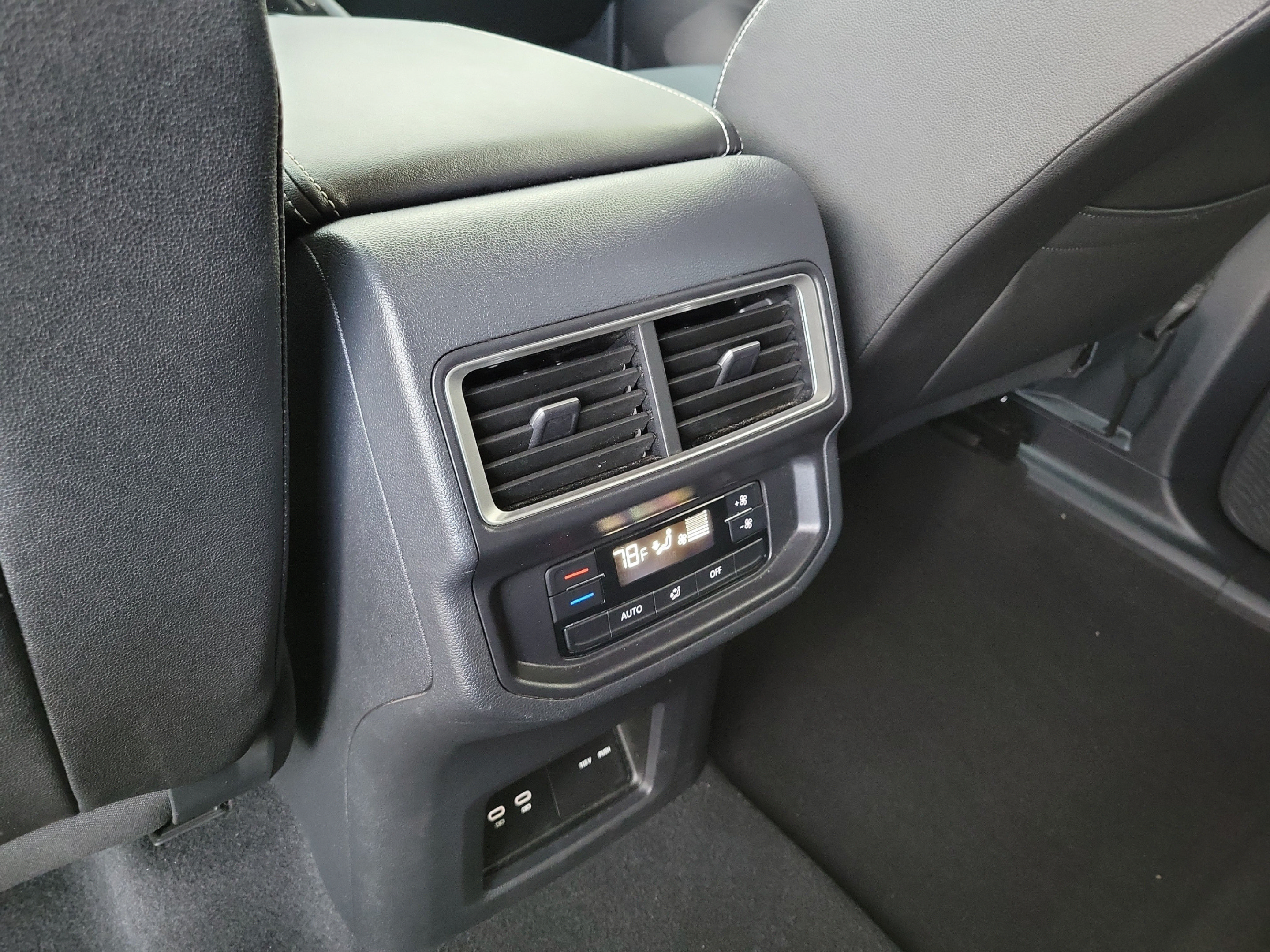 Used 2025 Volkswagen Atlas SE FWD image 12