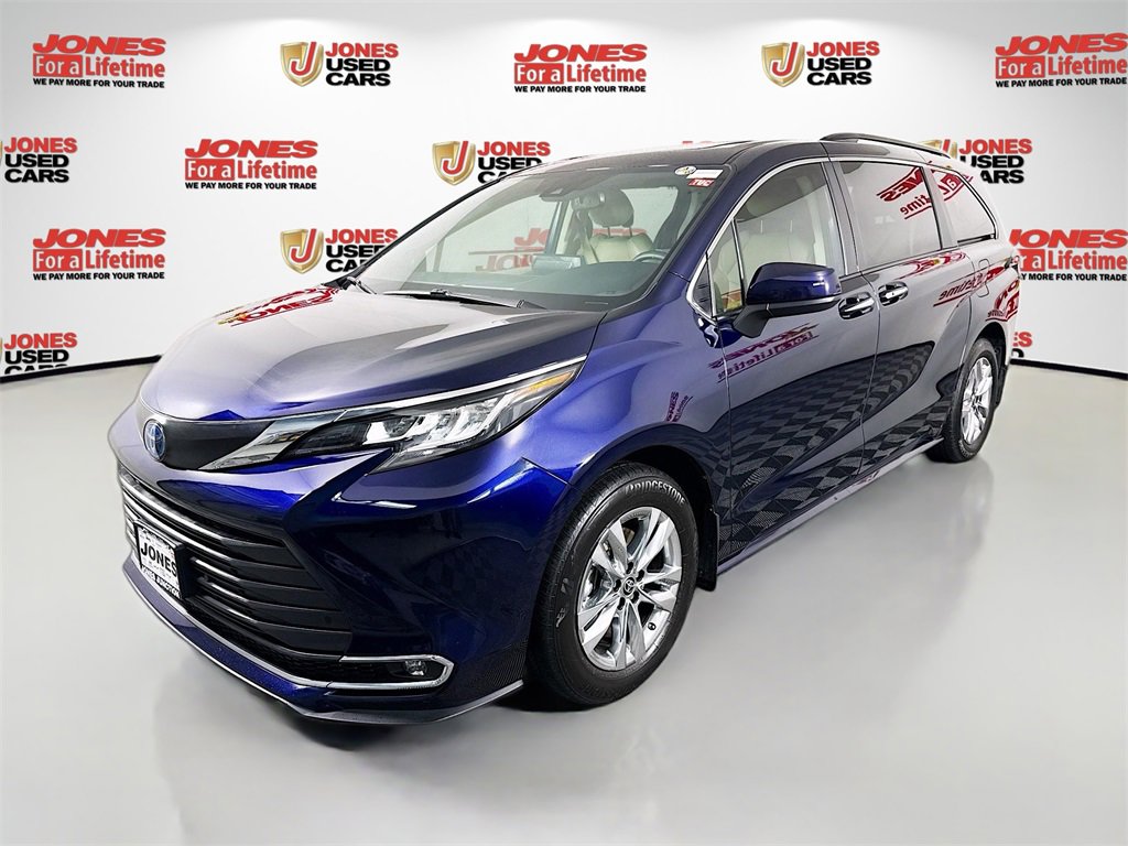 Certified 2023 Toyota Sienna XLE image 16