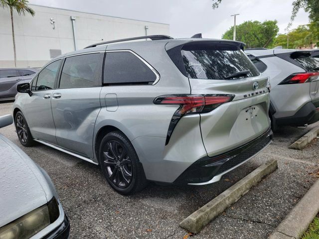Used 2024 Toyota Sienna XSE FWD image 4
