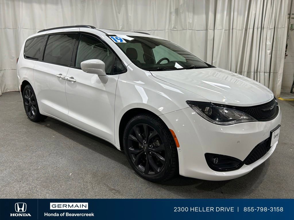 Used 2019 Chrysler Pacifica Touring-L Plus w/ Advanced Safetytec Group FWD image 2