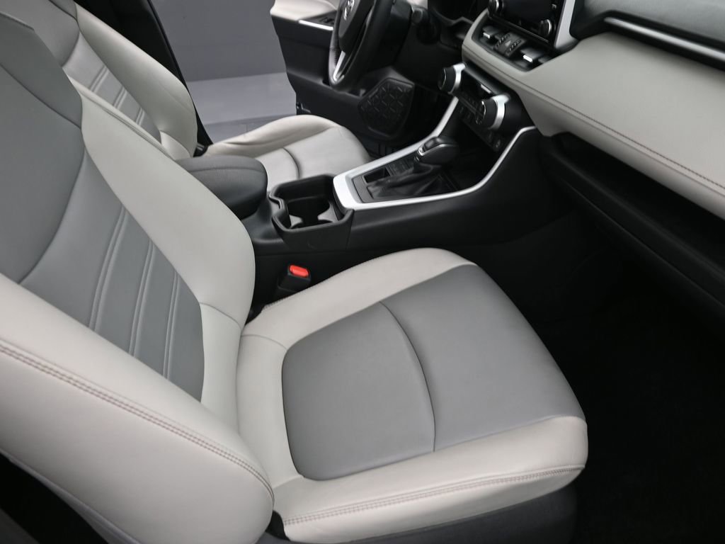 Used 2021 Toyota RAV4 XLE Premium image 13