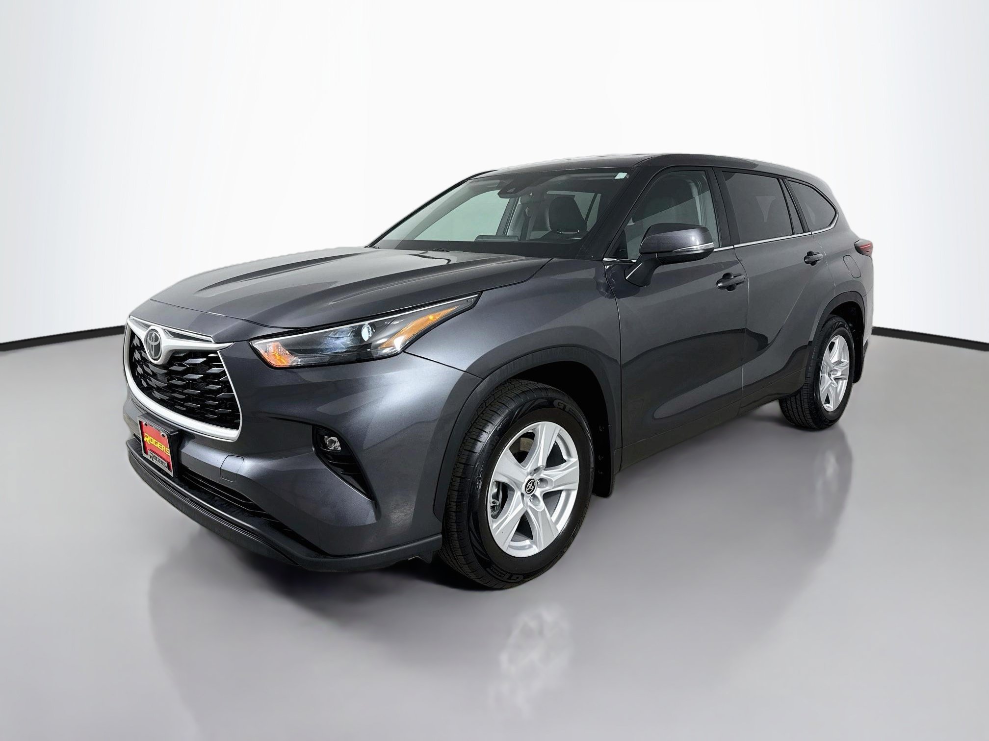 Used 2025 Toyota Highlander LE AWD/4WD image 3