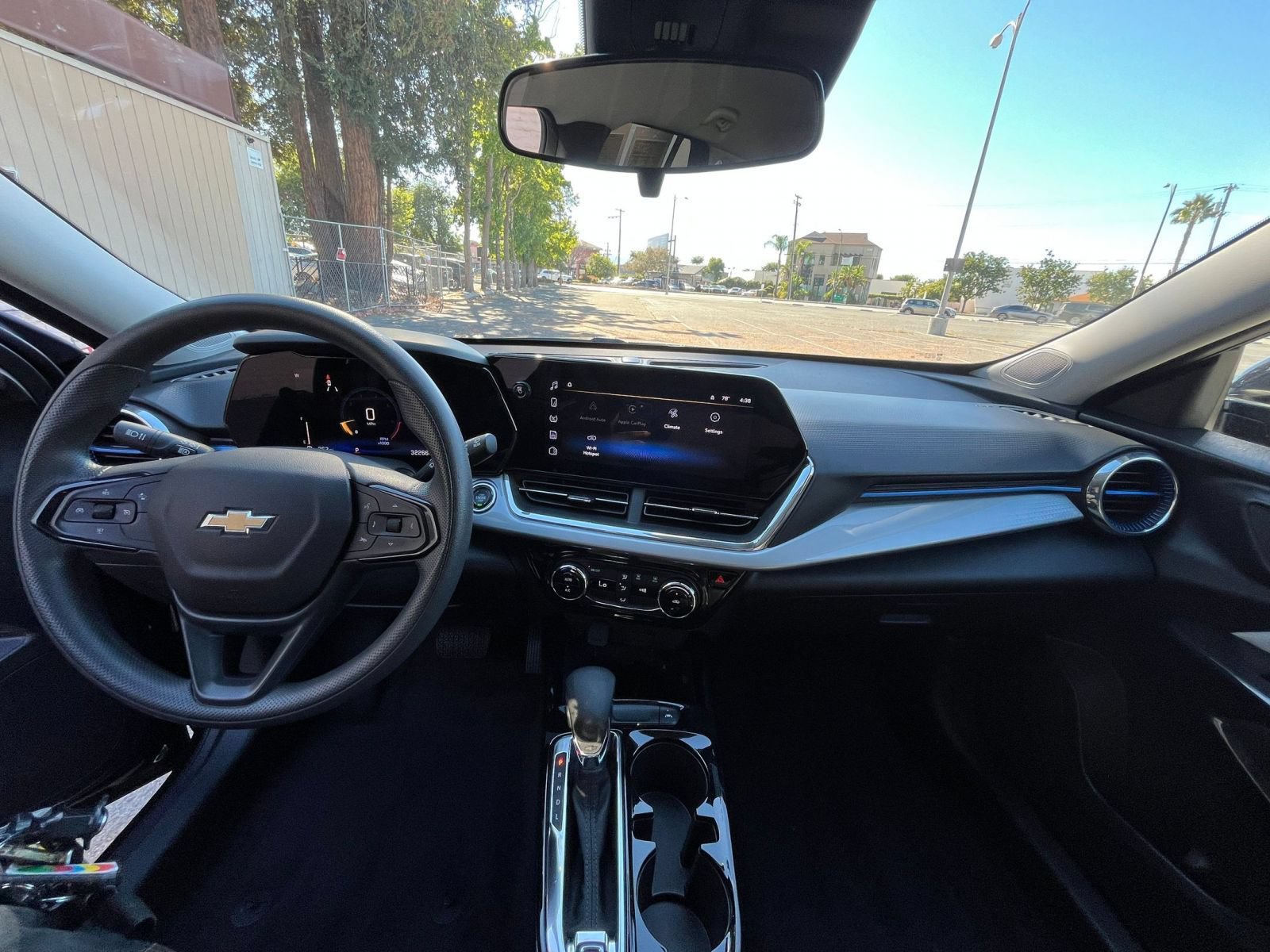 Used 2025 Chevrolet Trax LT FWD image 31