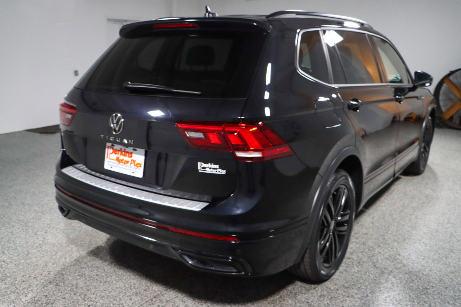 Used 2022 Volkswagen Tiguan SE R-Line image 7