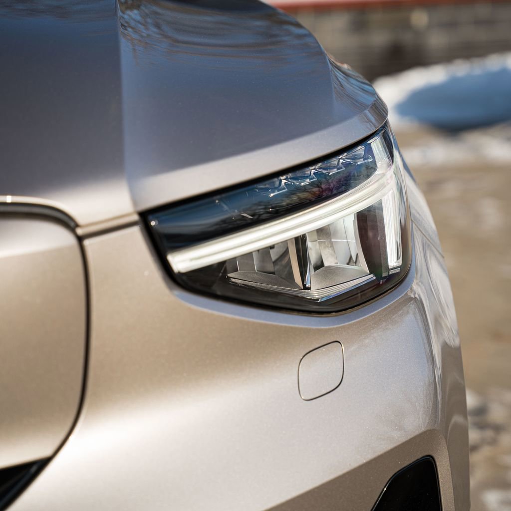 Certified 2023 Volvo XC40 Recharge Ultimate image 2