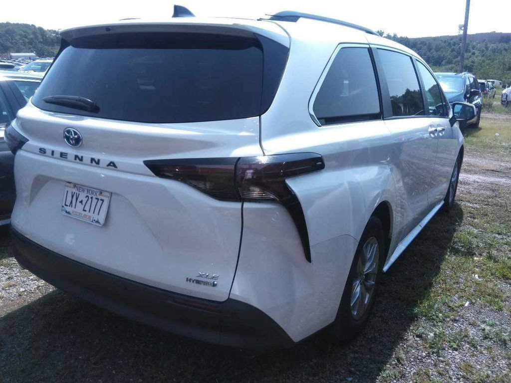 Used 2024 Toyota Sienna XLE FWD image 9