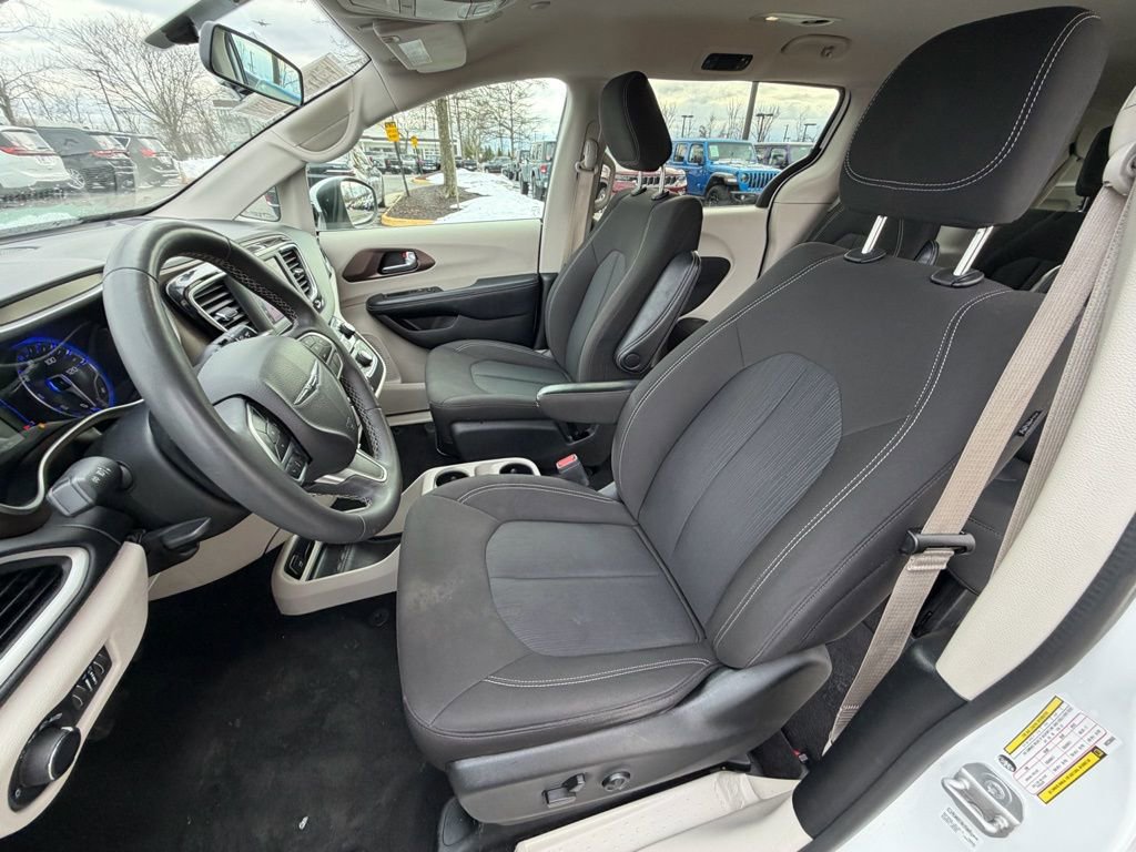 Certified 2022 Chrysler Voyager LX image 21