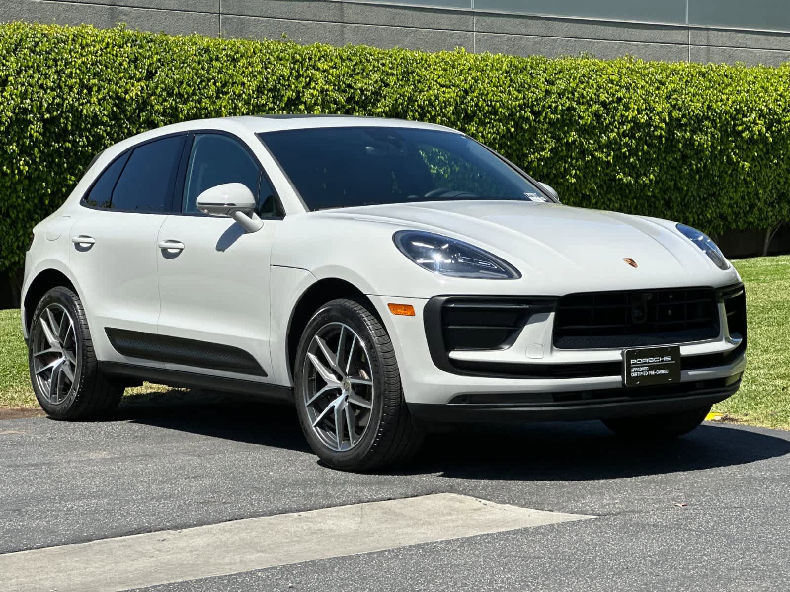 Certified 2025 Porsche Macan AWD/4WD image 10