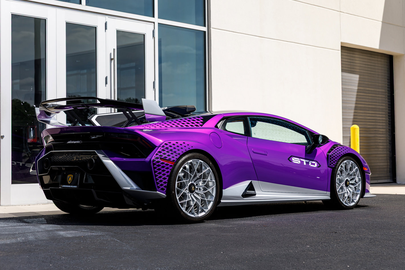 Used 2023 Lamborghini Huracan STO image 21