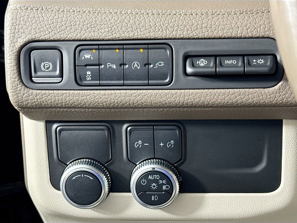 Used 2021 GMC Yukon Denali w/ Denali Premium Package image 10