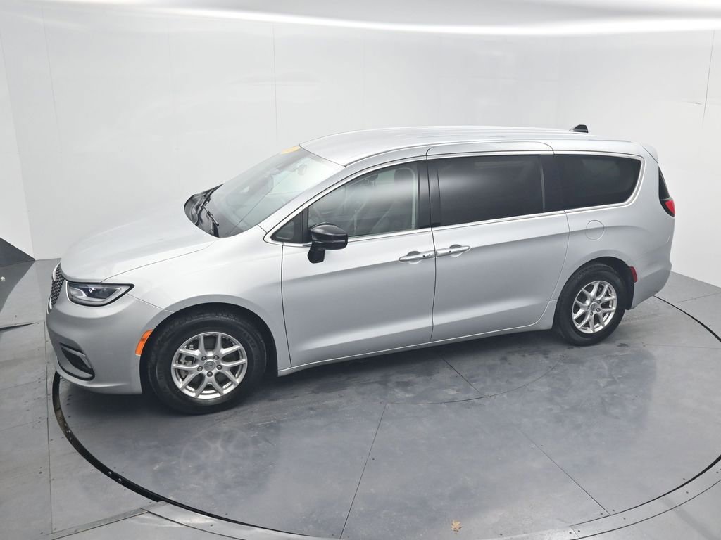 Used 2024 Chrysler Pacifica Touring-L image 49
