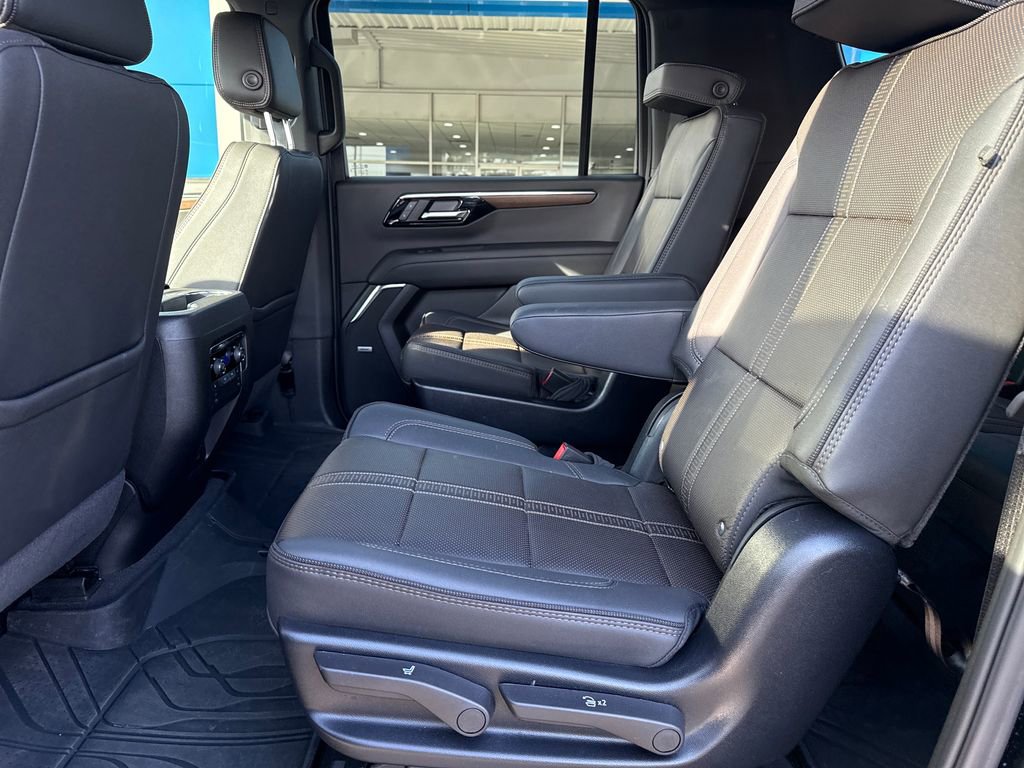 Used 2025 Chevrolet Suburban High Country image 32