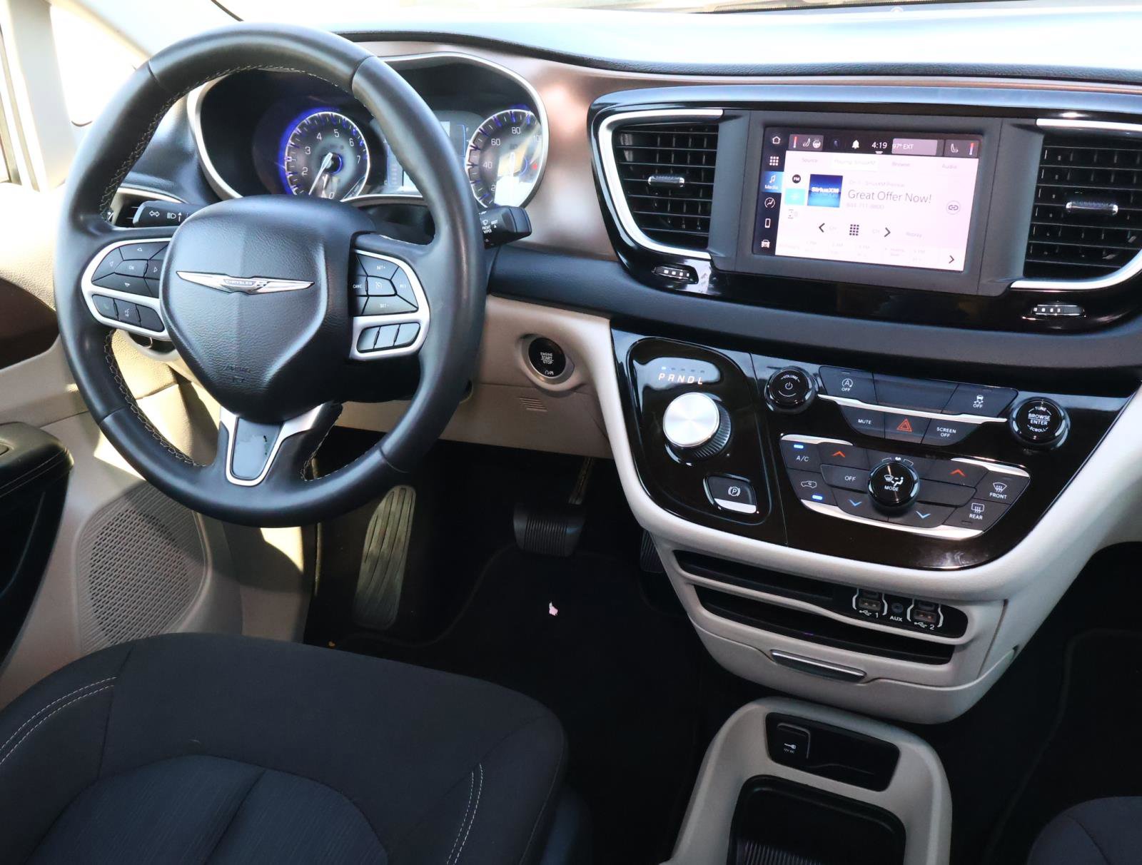 Used 2022 Chrysler Voyager LX FWD image 9