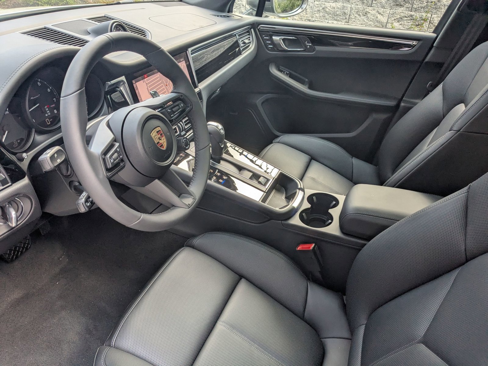 Certified 2025 Porsche Macan Turbo image 4