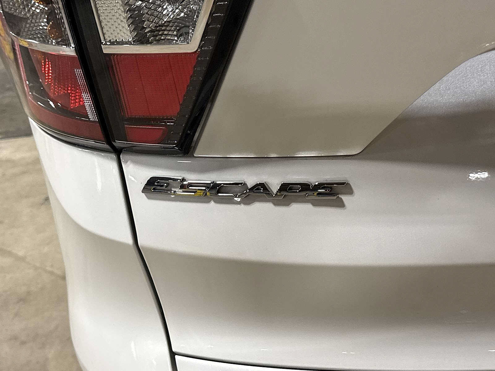 Used 2018 Ford Escape Titanium w/ Ford Safe & Smart Package AWD/4WD image 27
