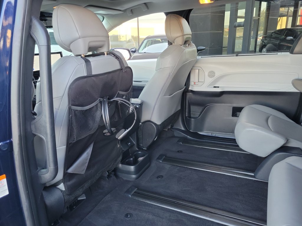 Used 2025 Toyota Sienna XLE w/ XLE Plus Package FWD image 17