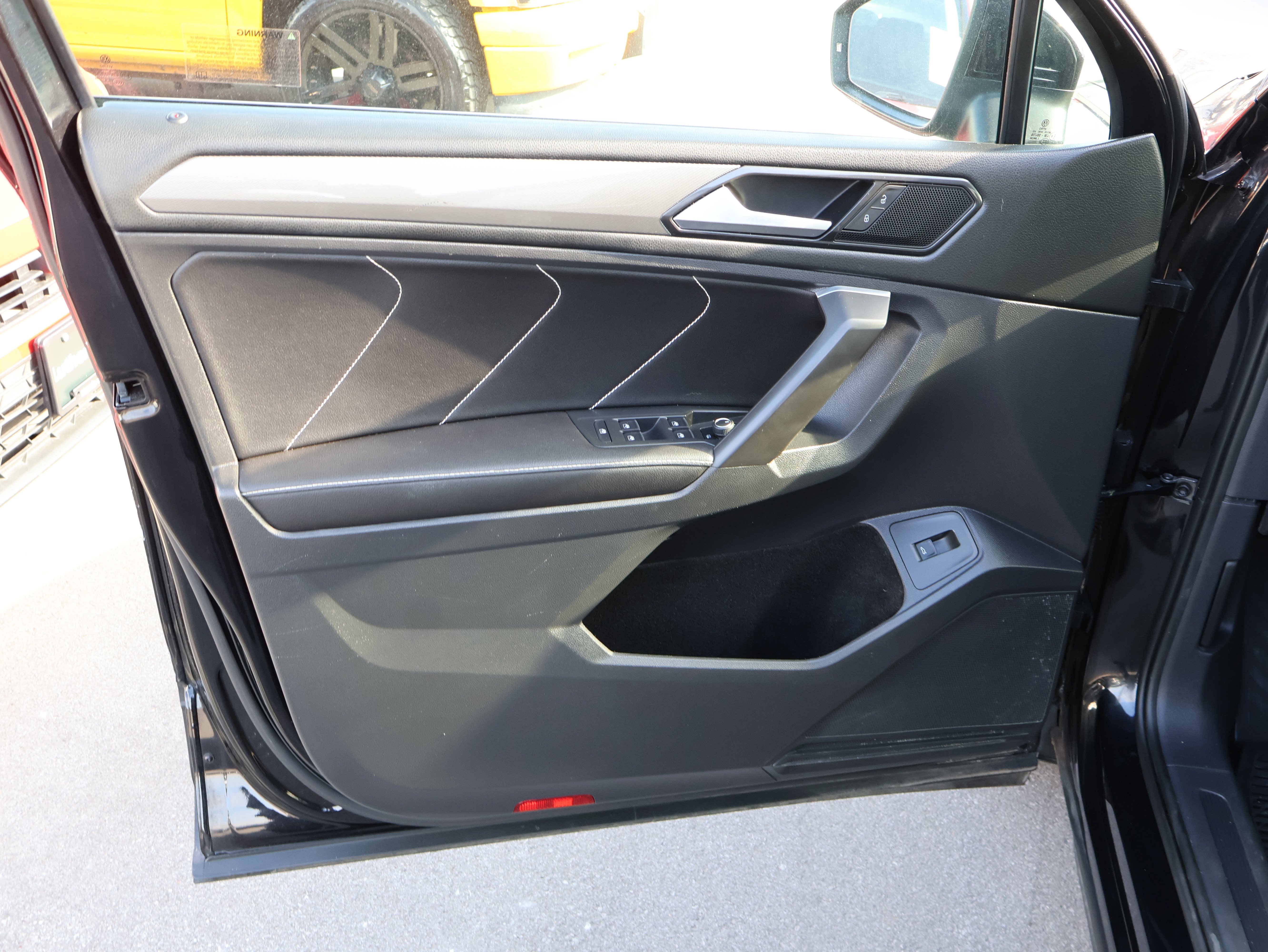 Used 2022 Volkswagen Tiguan SE w/ Panoramic Sunroof Package image 22