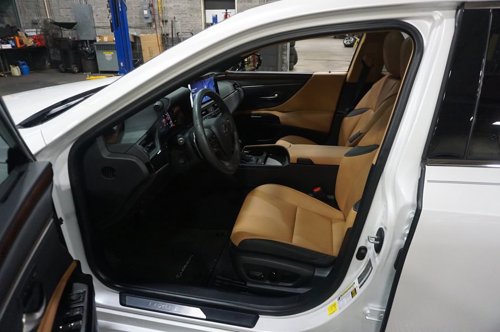 Used 2023 Lexus ES 350 w/ Premium Package FWD image 2
