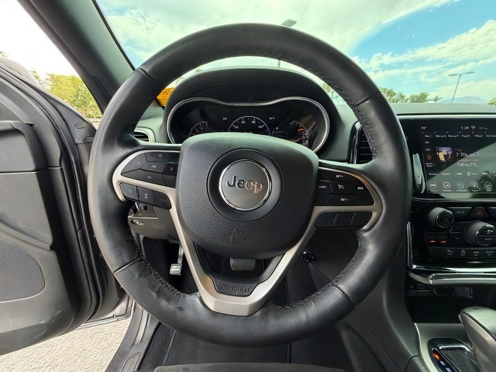 Used 2020 Jeep Grand Cherokee Altitude image 19