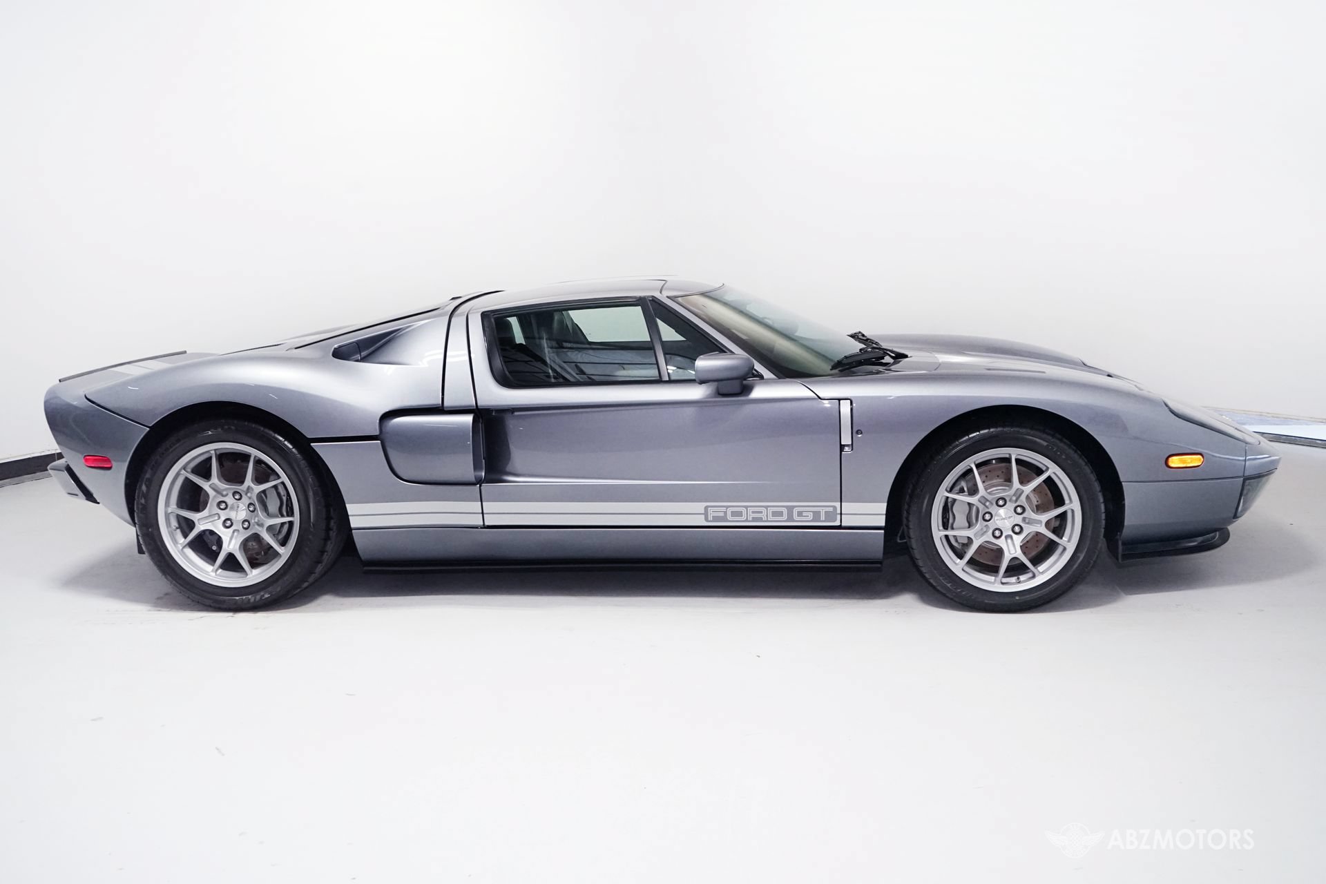 Used 2006 Ford GT RWD image 3