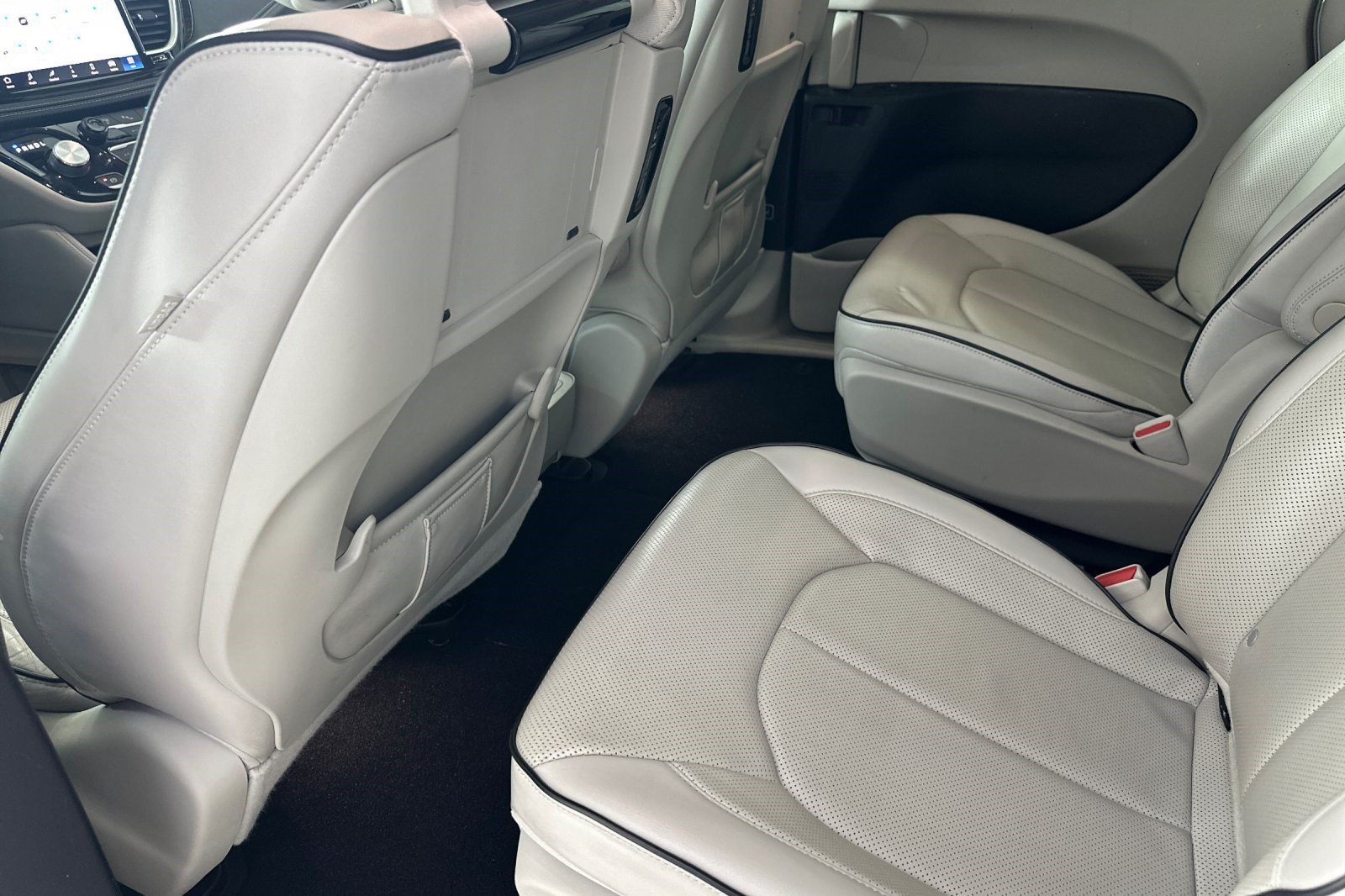 Used 2021 Chrysler Pacifica Limited w/ Uconnect Theater Family Group FWD image 25