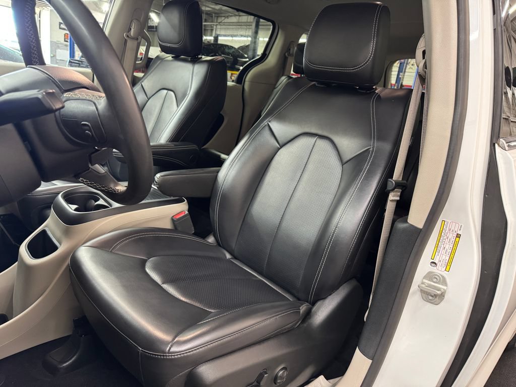 Used 2023 Chrysler Pacifica Touring-L FWD image 17