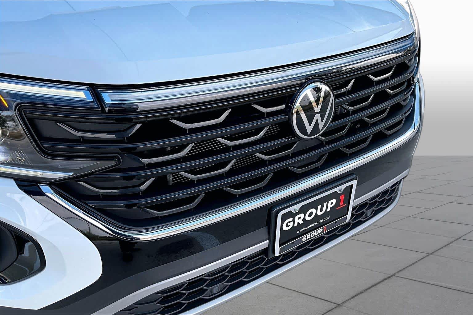 Used 2025 Volkswagen Atlas Cross Sport SE FWD image 29