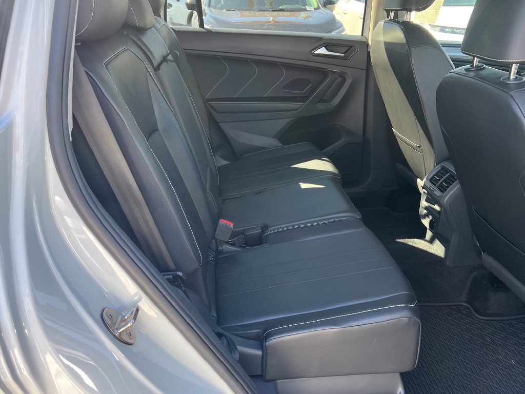 Used 2024 Volkswagen Tiguan SE AWD/4WD image 18