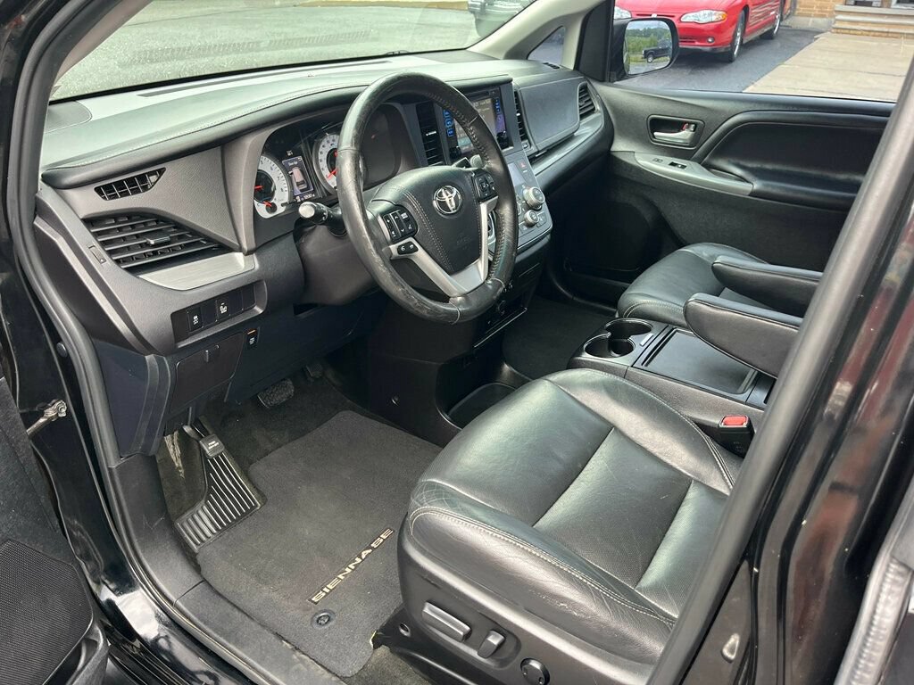 Used 2016 Toyota Sienna SE Premium FWD image 16
