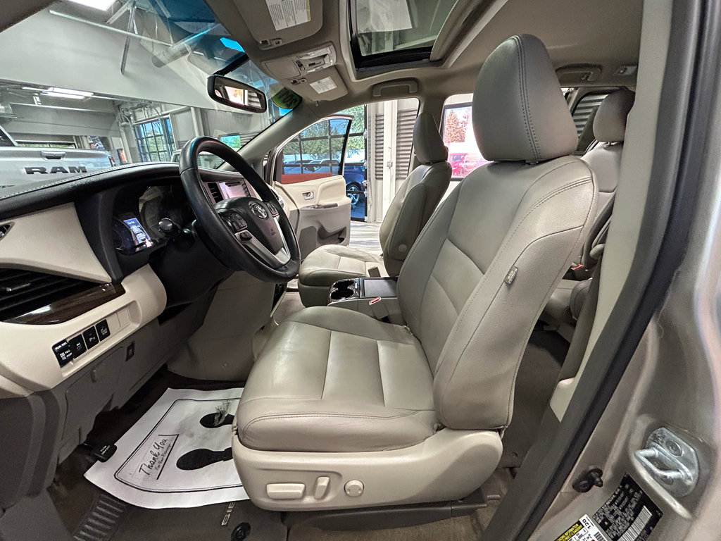 Used 2017 Toyota Sienna XLE w/ XLE Navigation Package FWD image 55