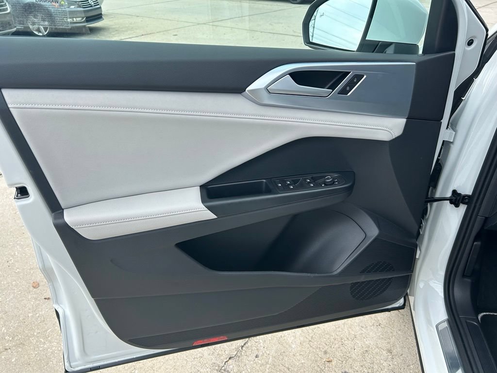 New 2026 Volkswagen Taos SE FWD image 42
