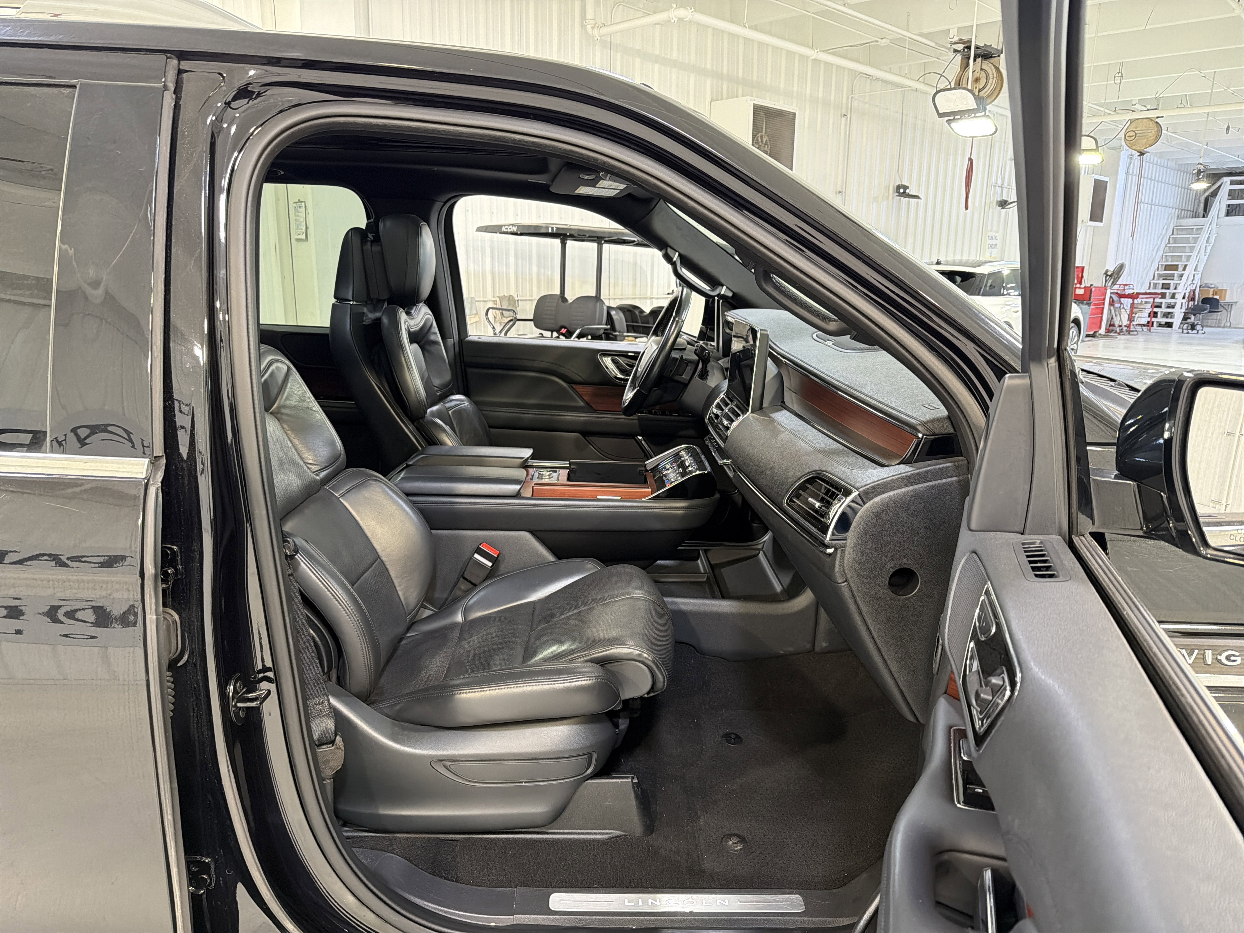 Used 2023 Lincoln Navigator Reserve AWD/4WD image 15