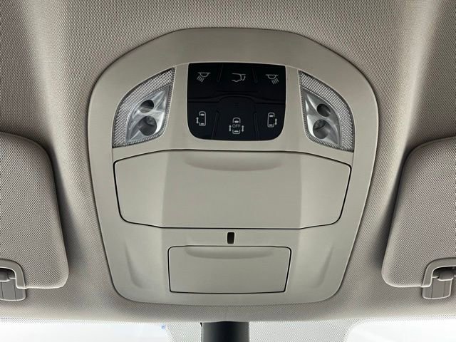Used 2023 Chrysler Pacifica Touring-L image 18