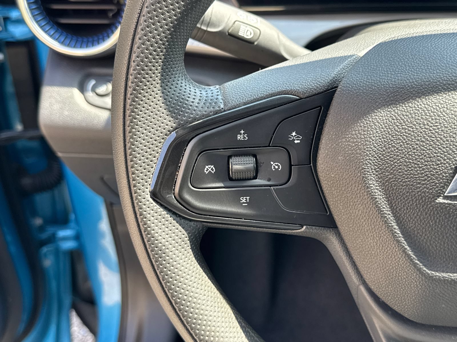 Used 2025 Chevrolet Trax LT FWD image 24