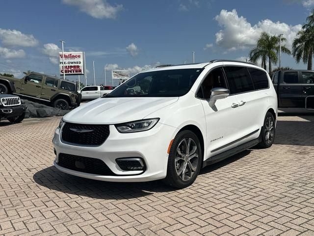 Used 2022 Chrysler Pacifica Pinnacle FWD image 3