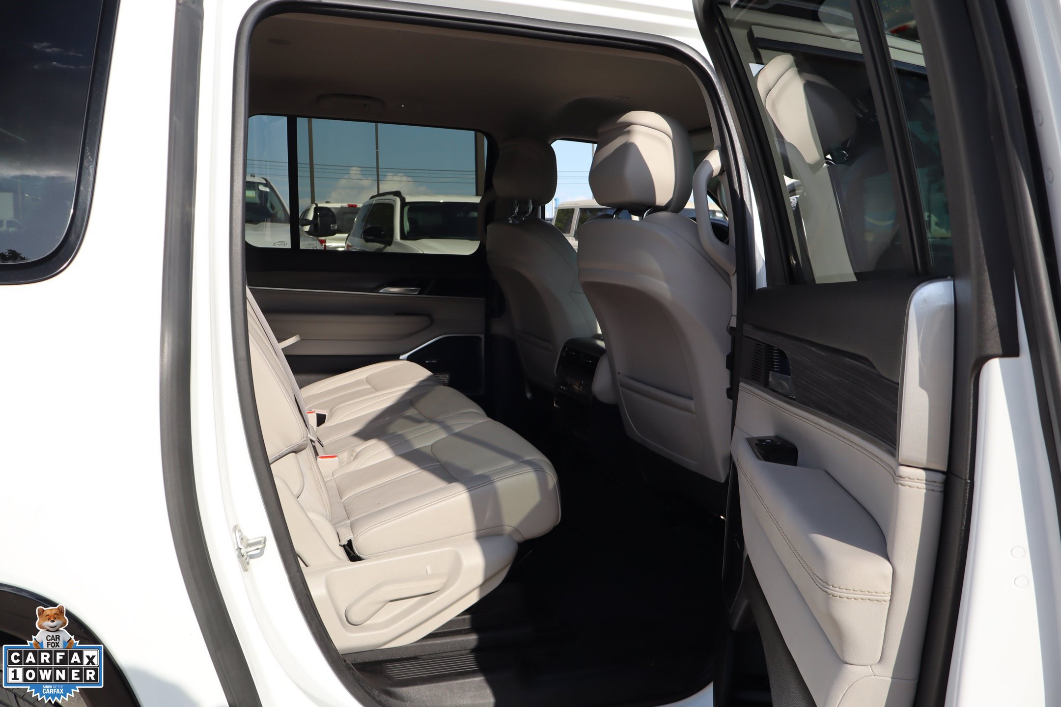 Used 2024 Jeep Wagoneer L Series II w/ Flexible Seating Group RWD image 30